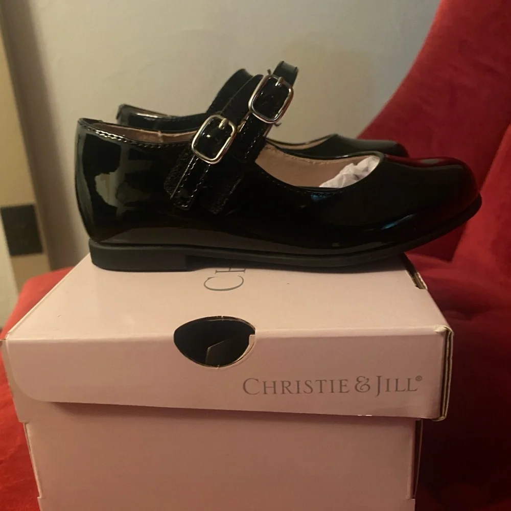 Christie & Jill Girls Black patent leather dress shoes. Like New - Picture 6 of 10